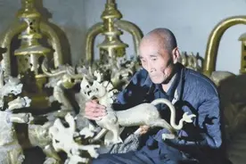 河南老汉靠造假一年赚1.6亿，带领全村发家，警察：合理没犯法图片