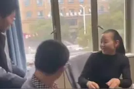 孙卓假借外出玩耍，实则买了一束花！推门而入送给妈妈一份惊喜图片