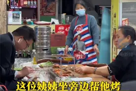 淄博老板娘为赶高铁小伙“1v1”烤串，网友：组团去淄博图片