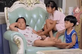女孩躺沙发看电视惬意享受，兄妹一旁帮忙按摩，网友：看到手里的遥控器了图片