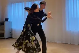 51岁王琳与小鲜肉跳探戈，穿透明黑丝秀火辣身材，上身贴男方胸膛图片