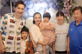 刘璇全家福曝光，怀抱女儿紧搂婆婆满脸幸福，45岁老公逆生长好帅图片