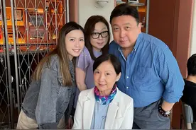 王晶母亲节全家福罕曝光！俩女儿仍未嫁，长女太像爸漂亮次女像妈图片