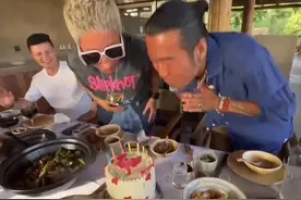 孙兴回农村为富婆女友庆生！甜蜜亲吻显恩爱，女方白色寸头似明星图片