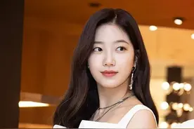 中村一叶·白色长裙造型图片