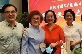 都是71岁，宋春丽是优雅阿姨，张金玲秃顶俨然老奶奶了，差距好大图片