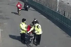 【媒体看红桥】天津广播电视台《都市报道60分》报道我区交警和热心市民及时伸出援手帮助摔倒老人图片
