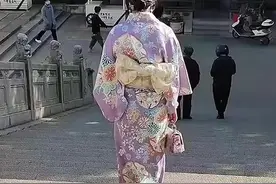 网友举报浙江一女子国家公祭日穿和服逛街，海宁警方回复“收到”图片