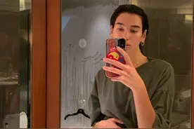 杜阿·利帕 (Dua Lipa) 在性感中展示了她的狂野湿地图片