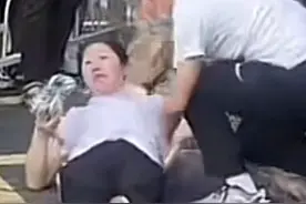 乐极生悲？高考结束冲出校门撞倒母亲，疑似后脑着地母亲肢体僵直图片