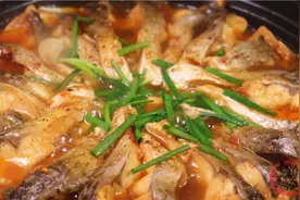 把鱼肉放大盆中一腌，吃一次就忘不了，老吃法教给你，真的太香了图片