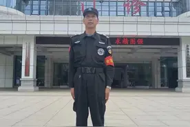 惊险13秒！女童扶梯上摔倒，51岁保安飞身托举当肉垫图片