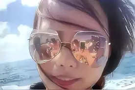 二：姑娘大意了，镜片里的反射被大家看得一清二楚，不觉得尴尬吗图片