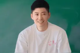 吉林一大学男教师走红，身高190身材如男模，堪称行走的招生简章图片