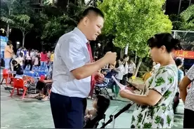广东南粤银行云浮分行：喜迎二十大，金融顾问进社区图片