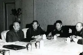 他连续两届被选入政治局，中途被免去委员以及其他职务，咋回事？图片