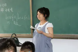教师穿孕妇装授课，家长举报有“勾引学生”行为，学校做法太无语图片