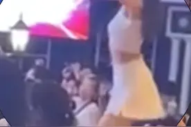幼师穿短裙领舞，动作夸张频繁撅屁股，网友：哪个爸爸经得住考验图片