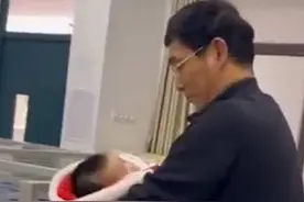 女教师上课男同事帮哄娃，留言亮了，和老师有关的新闻看了心梗图片