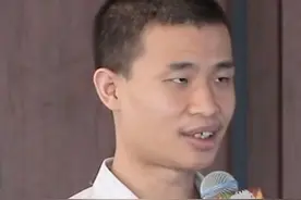 北大韦神排队打饭玩手机，细节之处见人品，再次获得网友百万点赞图片