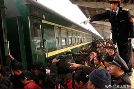 动车上的排泄物去哪了？难道和火车一样，都被排放到轨道上么？图片
