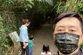庾澄庆再婚6年首度公开秀恩爱，跟老婆张嘉欣甜蜜搂抱对唱情歌图片