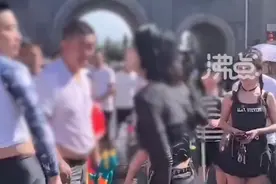 西安景区泼水节女子被泼后与游客起冲突。女网红承认动手道歉图片
