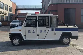 城镇综合执法巡逻车，提高城镇管理水平，维护城镇居民生活。图片