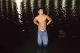 黑皮肌肉男的夜拍-深圳男生写真图片