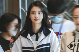 Angelababy离婚后倒着长，穿校服套白色长袜录节目，重回校园时代图片