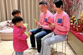 胡杏儿春节在豪宅给儿子发红包，母子四人穿唐装，牵手逛街好拉风图片