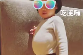 余文乐老婆晒女儿近照，28周早产妹妹长势优越，肉肉小肚腩萌翻图片