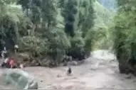 彭州山洪，黑衣女被冲走却奇迹生还！愿她余生铭记这条生死教训图片