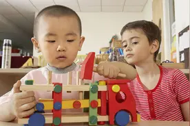 孩子盯着别人的东西想要时，你的第一反应关乎娃的未来，要慎重图片