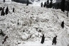印军巡逻队非法行动遇麻烦，突然遭遇雪崩7人被埋，存活希望渺茫图片