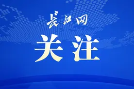 天津一中学宿舍3000元的床垫用杂草填充？教育局：是学校买床送的赠品，已全部更换图片