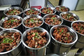 山东妈妈晒孩子饭菜，配文孩子和老师吃的一样，网友：这样不好吗图片