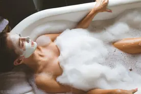 女性“事后”洗澡能帮助避孕吗？洗洗有好处，男女都该了解图片