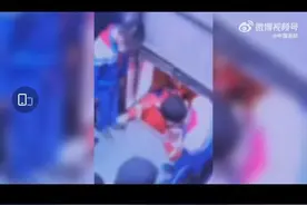 新疆喀什：6名熊孩子轮番扒门逼停电梯被困图片