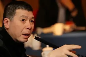 明星为何总爱改国籍？李连杰为赚钱成美国籍，刘亦菲因国籍被骂图片