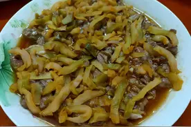 小姑子来家，我做菜招待，菜上桌，小姑子：既小气又寒酸，没眼看图片