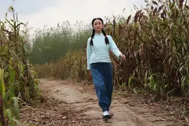 再看《红高粱》才知：被拖进红高粱的九儿，为何那么招男人惦记图片