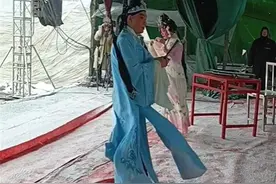 剧团回应“冒雪演出2小时台下只有一观众”：台上还有20多人观看图片