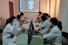 女子腹部变胖、出现紫纹 体内竟“藏”1毫米功能性肿瘤图片