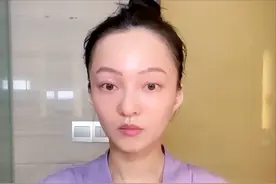 张韶涵穿睡衣卸妆，素颜的颜值也很耐打，不像快40的人图片
