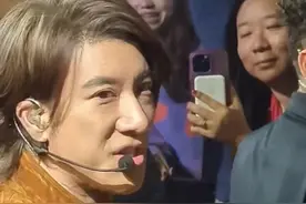 王力宏离婚风波已过，如今的他面容很憔悴，在国外开演唱会。图片