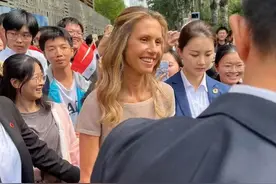 中南海女保镖走红！贴身保护叙利亚夫人，撞脸明星被传年入上百万图片