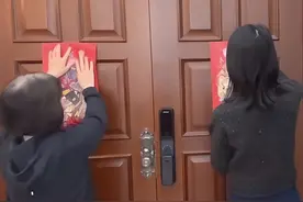海哈金喜首晒与李亚鹏母亲同框，婆媳贴春联好和睦，豪宅装修简约图片