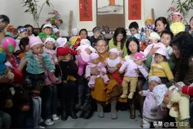 2008年汶川地震，一法师煮肉食收留孕妇，迎来108名“罗汉娃”图片