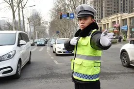新国标红绿灯解读，右转箭头灯不亮，车主走错道被扣分图片